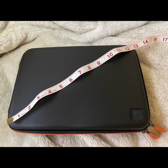 Moleskine 12” diameter for tablet/iPad, black w/ orange zipper - Picture 9 of 9